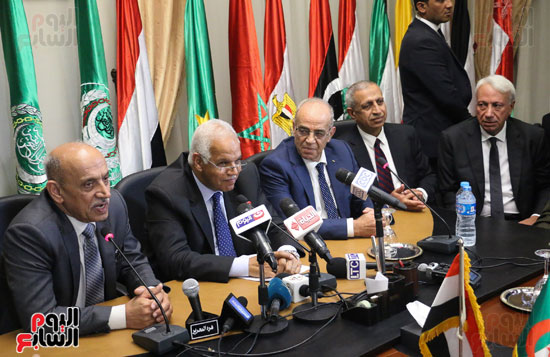 اثناء كلمة " وزير النقل العراقى " بالمؤتمر الصحفى الخاص " بمؤتمر وزراء النقل العرب بالإكاديمية العربية للعلوم