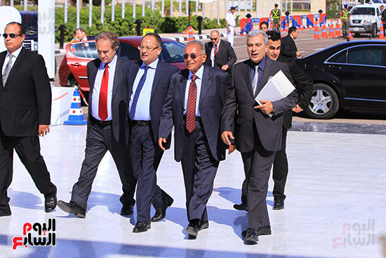 جابر نصار رئيس جامعة القاهرة ونواب وشخصيات عامة تصل قاعة المؤتمرات