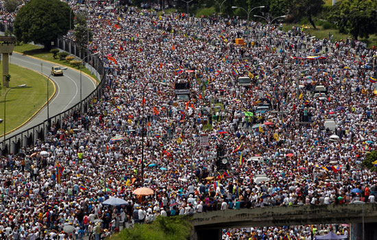 حشود من المعارضة الفنزويلية تتظاهر ضد الرئيس