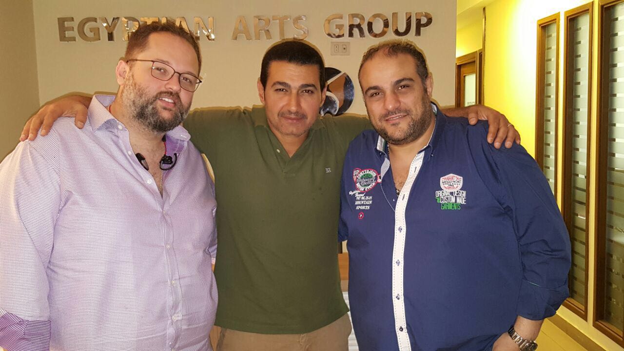 ياسر جلال مع المنتجان ريمون مقار ومحمد محمود عبد العزيز بعد التعاقد على "لعبة الصمت"