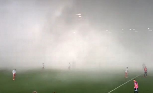 دخان كثيف فى الملعب