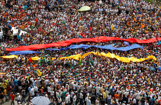 الالآف من معارضى الرئيس مادورو يتظاهرون ضد الغاء قانون الاستفتاء على الرئيس