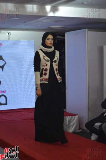 تصميمات-جديدة-للعباءة-فى-أول-عرض-أزياء-للمحجبات-فى-مصر-(21)
