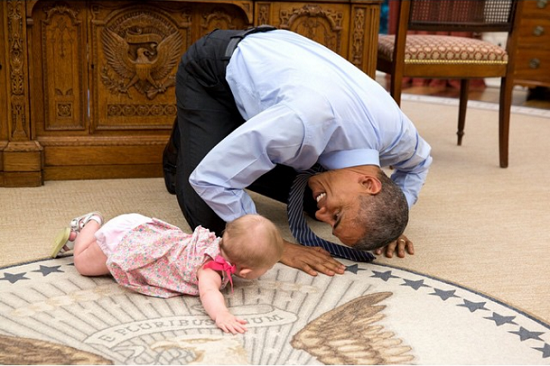 أوباما يداعب طفل صغير