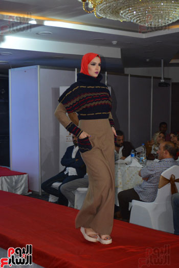 تصميمات-جديدة-للعباءة-فى-أول-عرض-أزياء-للمحجبات-فى-مصر-(30)