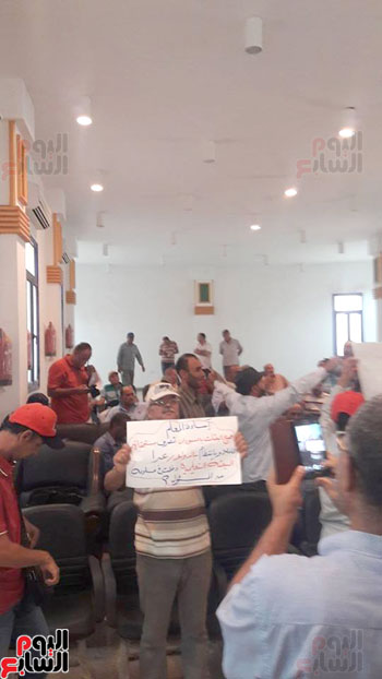 أعضاء البعثة التعليمية بالسودان يعتصمون بمقر البعثة للمطالبة بصرف رواتبهم (3)