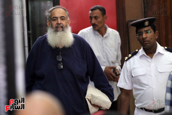 لحظة خروج حازم ابو اسماعيل من قفص الاتهام