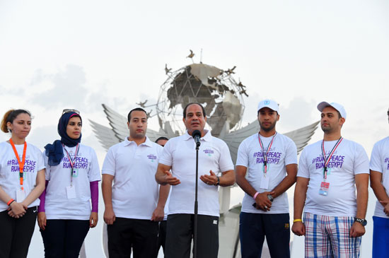 الرئيس عبد الفتاح السيسى مع شباب الأحزاب والقوى السياسية المشاركين فى المؤتمر.