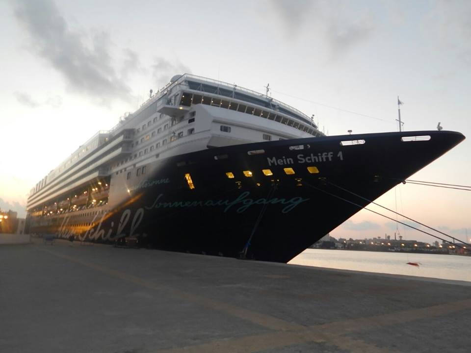 السفينة السياحية على رصيف ميناء الإسكندرية