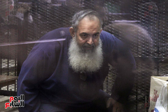 جلوس حازم ابو اسماعيل داخل قفص الاتهام