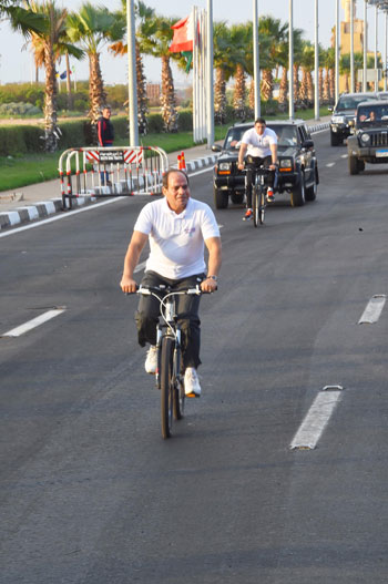 الرئيس يقود الدراجة فى شوارع شرم الشيخ