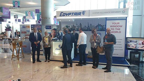 وزير الطيران يتفقد جناحى مصر للطيران على هامش مشاركته بمؤتمر الشباب (2)