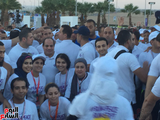 لشباب-يلتقطون-صورا-مع-السيسى-بعد-انتهاء-ماراثون-السلام-بشرم-(1)