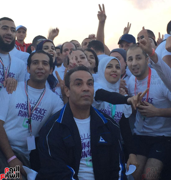 لشباب-يلتقطون-صورا-مع-السيسى-بعد-انتهاء-ماراثون-السلام-بشرم-(3)