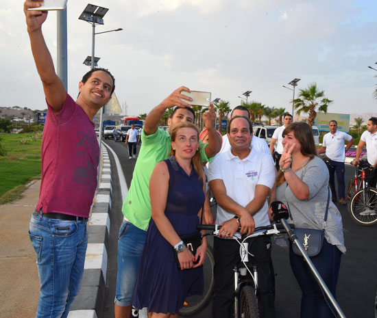 المواطنون والسياح يلتقطون "سيلفى" مع الرئيس