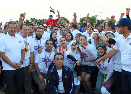 الشباب يرفعون علم مصر وعلامات النصر فى صور تذكارية مع السيسى 