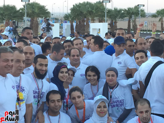 لشباب-يلتقطون-صورا-مع-السيسى-بعد-انتهاء-ماراثون-السلام-بشرم-(2)