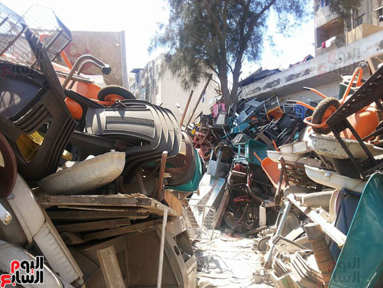 ‏المعدات المصادرة تملأ الشوارع المحيطة بالمخزن
