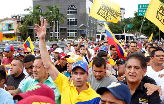 إحتجاجات عارمة تضرب فنزويلا ضد الرئيس نيكولاس مادورو