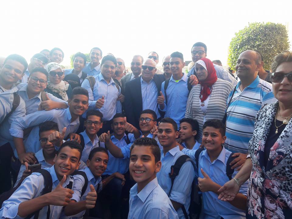 صورة تذكارية لمحافظ بورسعيد مع الطلاب
