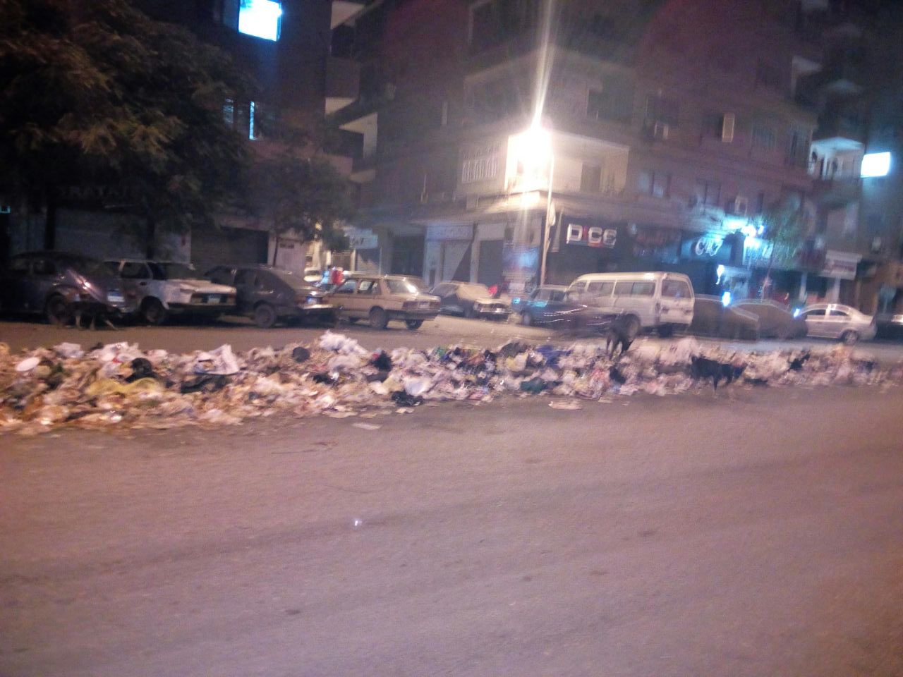 بالصور شكوى من تراكم القمامة فى شوارع حى عين شمس الشرقية اليوم