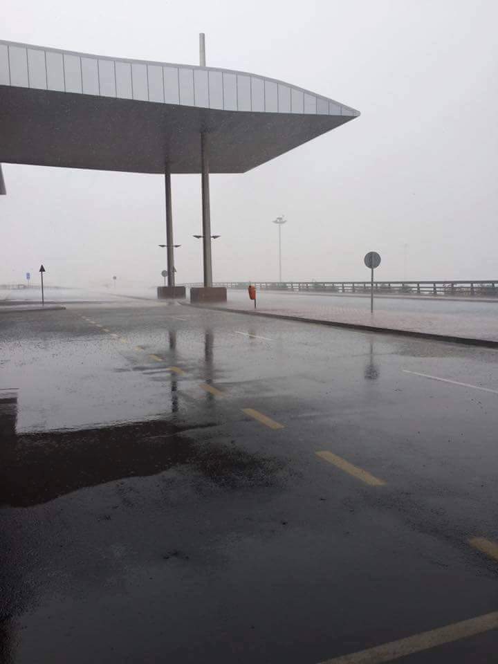غرق طريق المطار بمياه الأمطار بالغردقة