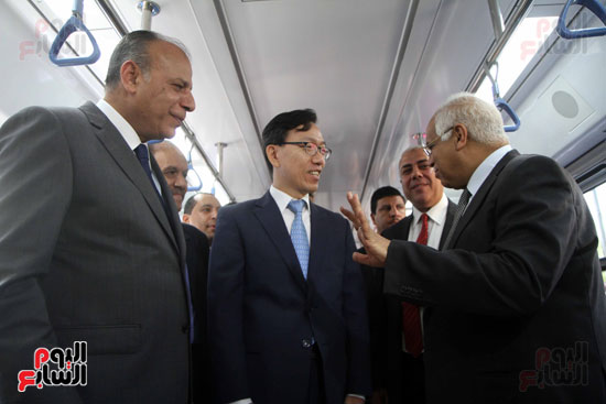 جلال السعيد وزير النقل يفتتح قطار مكيف (1)