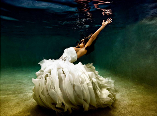 العروس فى لقطة مثيرة تحت الماء
