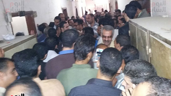 المحامون يتجمهرون بمبنى محكمة طوخ اعتراضا على حبس زميلهم