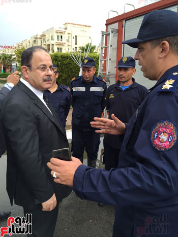 وزير الداخلية مع رجال الحماية المدنية