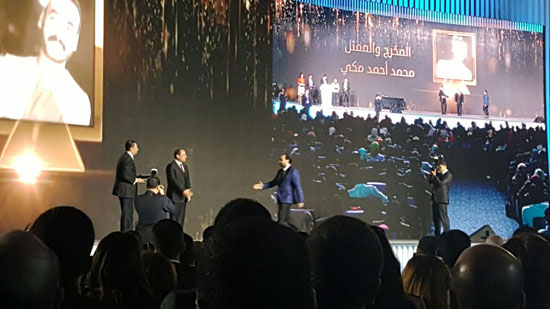 السيسى يكرم الشباب المشاركين بمؤتمر شرم الشيخ ويمنحهم جوائز الإبداع السنوية (21)