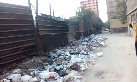 مقالب القمامة تنتشر بشارع مصانع الغزل والنسيج