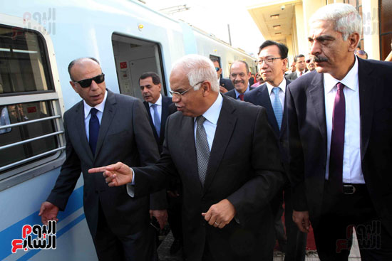 جلال السعيد وزير النقل يفتتح قطار مكيف (10)