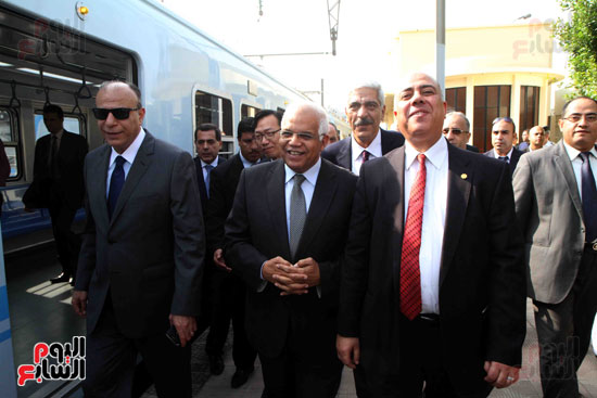 جلال السعيد وزير النقل يفتتح قطار مكيف (12)