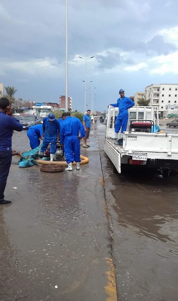 جانب من اعمال شفط الامطار