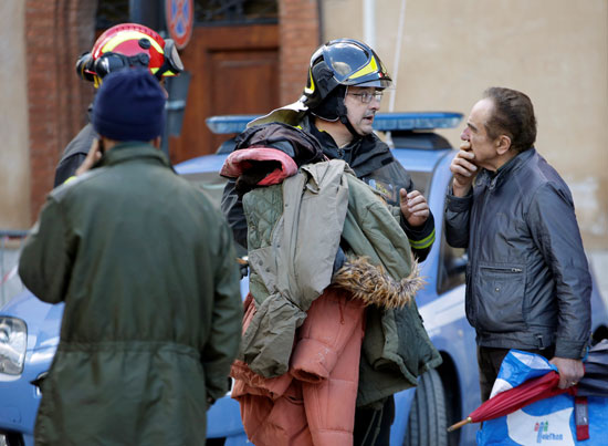 الشرطة الإيطالية تساعد المواطنين