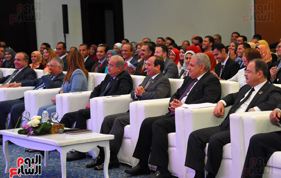 الرئيس السيسى يشارك فى جلسة عودة الجماهير للملاعب بمؤتمر الشباب (3)