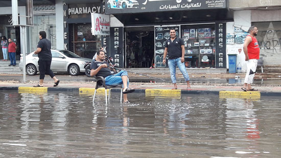 شاب يصطاد من مياه الأمطار بشوارع الغردقة