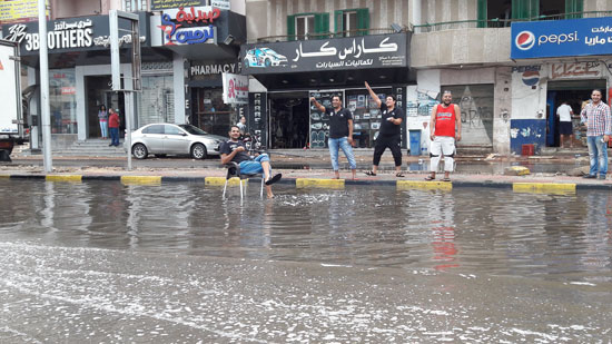 شاب يصطاد فى مياه الأمطار 