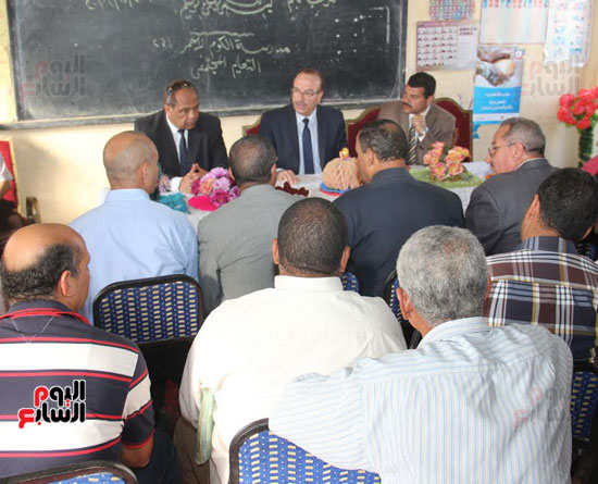 محافظ بنى سويف يلتقى رؤساء قرى مركز سمسطا
