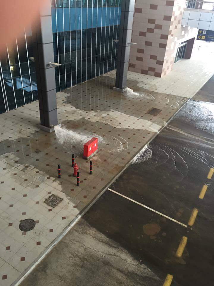 بلوعات المطار تطرد المياه خارح مبنى المطار 