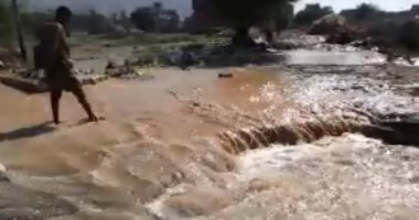 مياه السيول تغرق شوارع قرية الحاجر