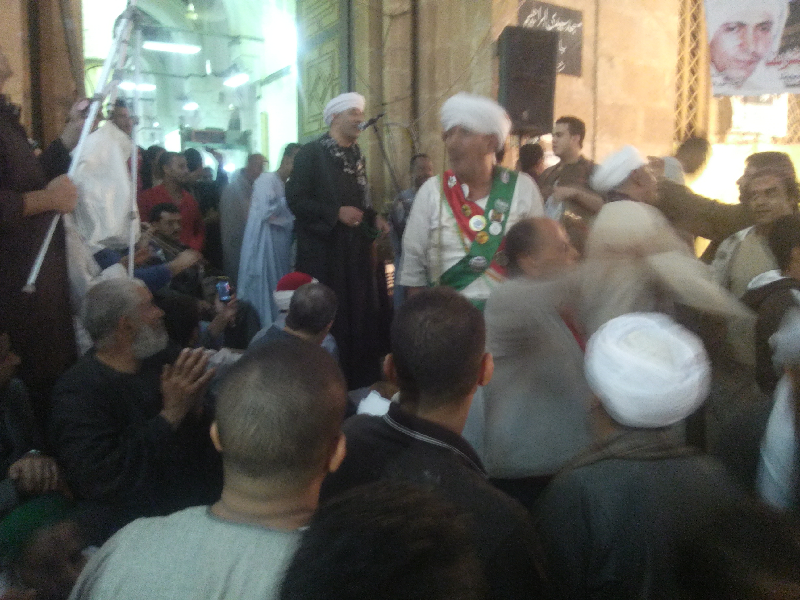 أحد المنشدين الدينين أمام مسجد الدسوقى
