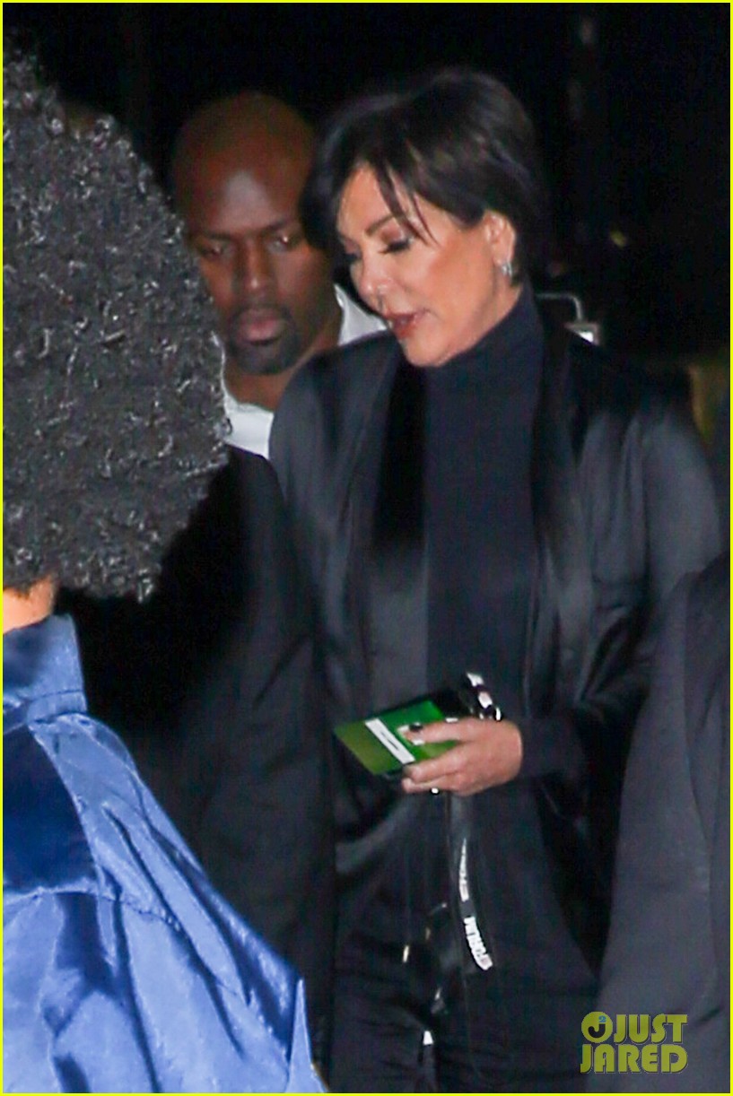 kim-kardashian-steps-out-to-support-kanye-west-at-show-08