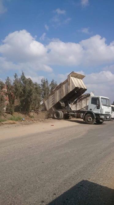سيارات مجلس منسا القمح تلقى القمامة فى مصرف أبو طبل (3)