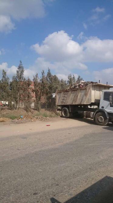سيارات مجلس منسا القمح تلقى القمامة فى مصرف أبو طبل (2)
