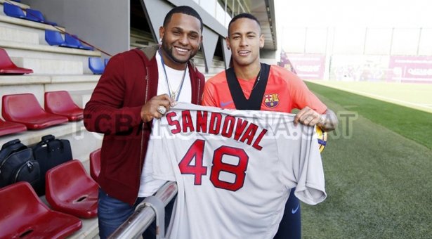 نيمار مع لاعب البيسبول الفنزويلى ساندوفال