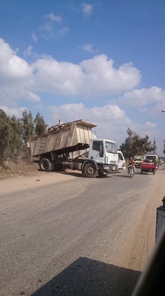 سيارات مجلس منسا القمح تلقى القمامة فى مصرف أبو طبل (1)