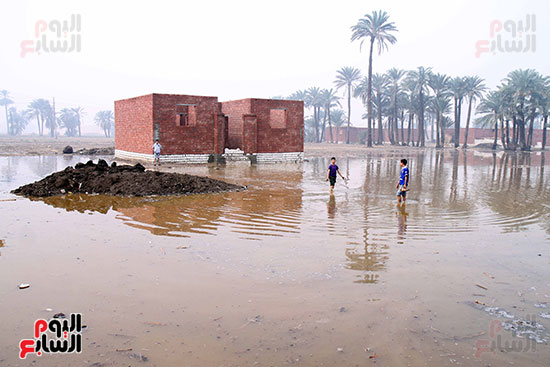 قرى الجيزة تغرق فى مياه الأمطار (2)