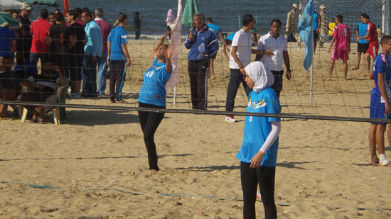 فتيات الجامعات على شاطىء بورسعيد